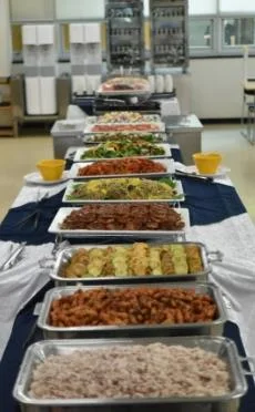 현장에 길게 차려진 푸드앤코 행사 뷔페