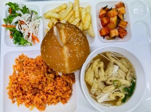 버거와 볶음밥, 샐러드로 구성한 테마 식단