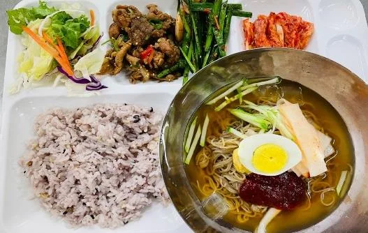냉면과 불고기로 구성한 여름 특별식