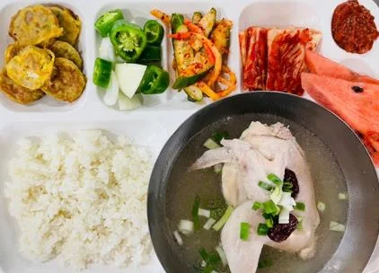 반계탕과 반찬으로 구성한 복날 특별식