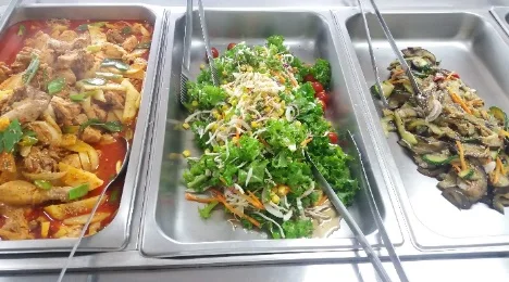배식대에 준비된 세 가지 급식 반찬