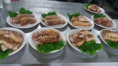 행사 배식을 위해 접시에 담은 보쌈 요리